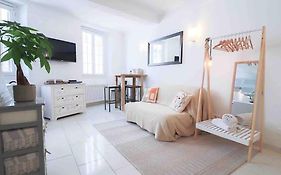Cosy Studio Situe En Plein Coeur Du Vieil Antibes.